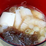 潮汁の二番だし☆　「ヒラメともずくの味噌汁」